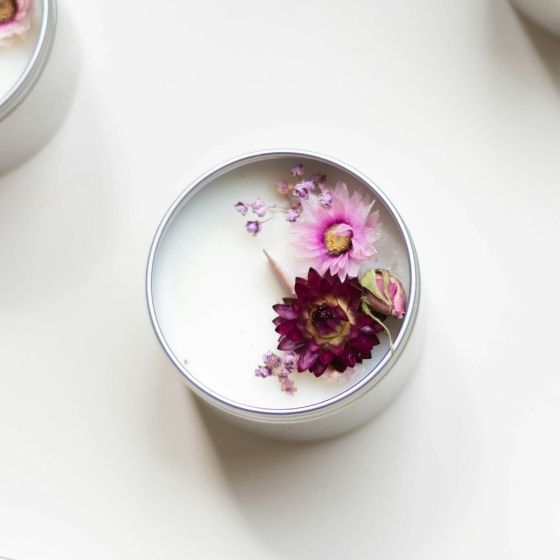Candle tin with a lot of dried flowers